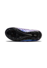 Crampons de football violets et noirs avec une tige texturée, un design épuré et des crampons circulaires sur la semelle extérieure pour une meilleure traction.