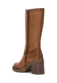Stivale in pelle marrone, alto fino al ginocchio, con zip laterale, tacco impilato, motivo floreale cucito e suola testurizzata per una migliore aderenza.