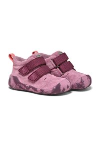 Chaussures en tissu rose avec un dessus texturé, dotées de deux bandes Velcro rose foncé et d'une semelle en caoutchouc à motifs déclinée dans différentes nuances de rose.
