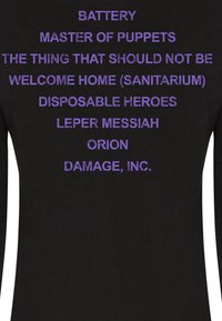 Zwarte longsleeve met paarse tekst die songtitels opsomt, met een eenvoudig, onversierd ontwerp en zonder extra graphics of patronen.
