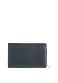 Portafoglio in pelle blu navy con una texture liscia, design rettangolare e dettagli della cerniera dorati. Presenta una patta pieghevole e accenti di cucitura.