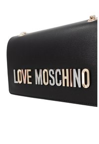 Borsa a tracolla nera in pelle con un grande logo "LOVE MOSCHINO" realizzato in diverse finiture metalliche. Texture liscia con dettagli in metallo color oro.
