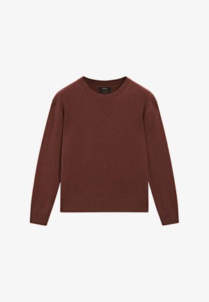 Bruine wollen trui met een ronde hals, lange mouwen, geribbelde manchetten en zoom, en een zachte textuur. Er zijn geen patronen of versieringen aanwezig.