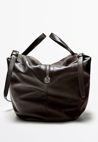 Hnědá kožená taška s měkkou texturou, vybavená dvěma krátkými uchy, zapínáním na zip a volným tvarem.