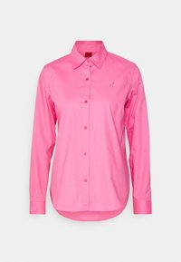 Camicia rosa a maniche lunghe con colletto a punte, dotata di un logo discreto sul petto e realizzata in un tessuto di cotone morbido e leggero.