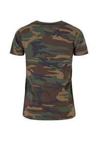 Rövid ujjú, kerek nyakú terepmintás póló, amely zöld, barna és fekete árnyalatokat tartalmaz. Puha, sima tapintású anyagból készült.