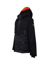 Chaqueta negra con capucha, con un patrón de camuflaje oscuro en el bolsillo frontal y la sección inferior, que presenta un forro naranja en la capucha y un bolsillo con cremallera en el lateral.
