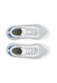 Zapatillas deportivas de malla blanca con acentos en azul y verde, puntera redondeada, cuello acolchado y cordones planos para un ajuste seguro.