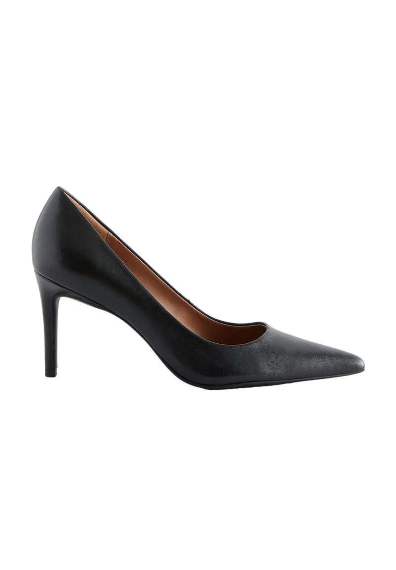 Zapato de tacón alto de cuero negro con punta afilada y un diseño elegante, que presenta una textura suave y un delgado tacón de aguja.