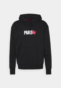 Sudadera con capucha negra con bolsillo frontal, texto blanco "PARÍS" y un logotipo cuadrado rojo con una silueta blanca de una persona saltando.