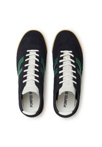 Marineblaue Wildleder-Sneaker mit grünen Akzenten, weißen Schnürsenkeln und einer Gummisohle. Verfügt über eine gepolsterte Zunge und Innenfutter mit Logoschriftzug.