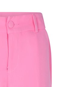 Pantaloni rosa con una texture liscia, chiusura a bottone e zip. Cuciture decorative visibili lungo i bordi. Vestibilità sartoriale.