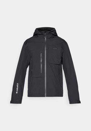 Schwarze wasserdichte Jacke mit Kapuze, Frontreißverschluss, einer Brusttasche und seitlichen Taschen. Mit Markenaufschrift am Ärmel.