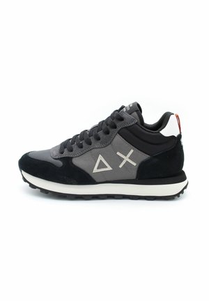 Czarno-szare męskie sneakersy z białymi geometrycznymi symbolami po bokach, czarnymi sznurówkami, białą podeszwą i czerwonym uchwytem na pięcie.