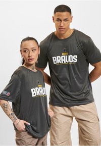 Ciemnoszare koszulki sportowe z napisem "MADRID BRAVOS" w pogrubionej białej czcionce, z krótkimi rękawami i miękką teksturą.