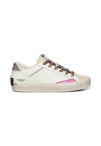 Sneaker in pelle bianca con accenti in suede beige, dettagli in stampa leopardata e rosa, lacci marroni e suola in gomma testurizzata. Finitura invecchiata.