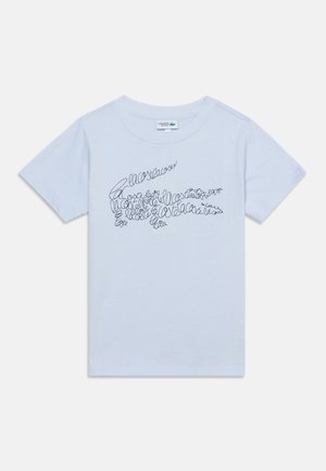 Φωτεινό γαλάζιο t-shirt με κοντά μανίκια, με μαύρο λογότυπο κροκόδειλου σε χειρόγραφο στυλ στο στήθος και στρογγυλή λαιμόκοψη.