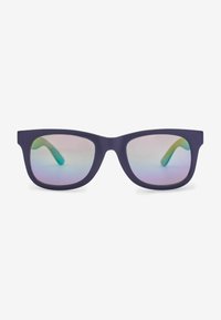 Sunglasses med en matt marinblå ram, rektangulär form och ljusa iriserande linser som reflekterar nyanser av grönt, rosa och blått.