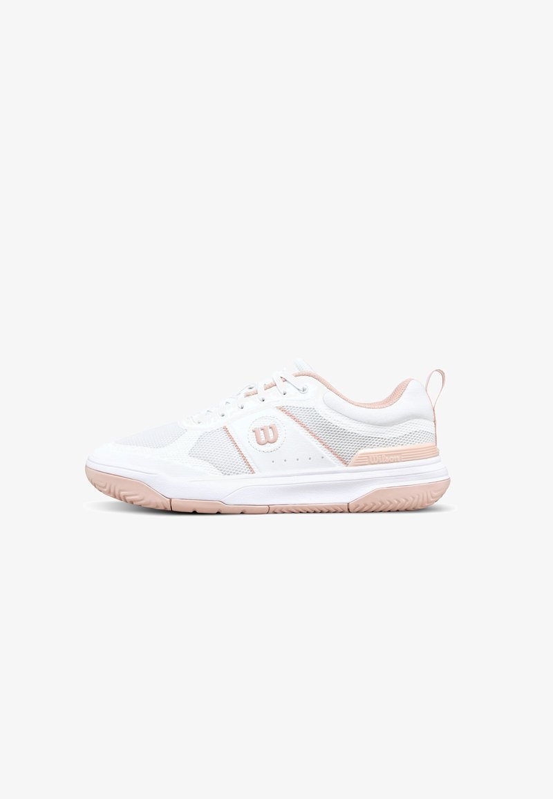 Chaussure de sport basse blanche et rose clair avec panneaux en mesh, fermeture à lacets à l’avant et semelle texturée.