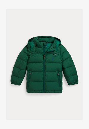 Zelena puffa jakna s kapuljačom, s prednjim zatvaranjem na patentni zatvarač i džepovima, elastičnim manžetama, kviltanom teksturom i malim logom na prsima.