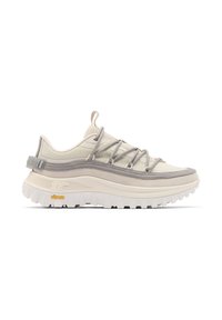 Hellbeiger und grauer Sneaker mit robuster Vibram-Sohle, Schlaufe zum Herausziehen und kreuzweise verlaufenden elastischen Schnürsenkeln für den Freizeit- oder Outdoor-Einsatz.