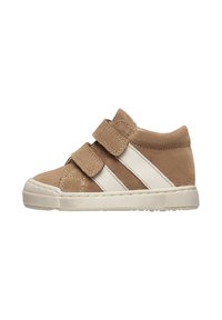 Scarpa alta in suede marrone con due cinturini in velcro bianchi, suola in gomma testurizzata e punta arrotondata. Presenta tre strisce bianche sul lato.