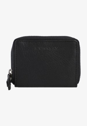 Zwarte leren portemonnee met een gestructureerde afwerking, voorzien van een ritssluiting en een reliëflogo aan de voorkant. Compacte rechthoekige vorm.
