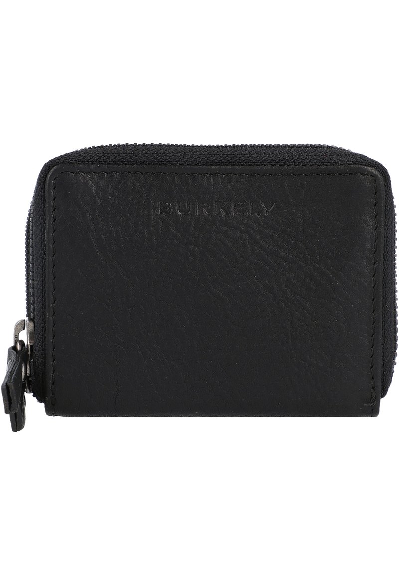 Zwarte leren portemonnee met een gestructureerde afwerking, voorzien van een ritssluiting en een reliëflogo aan de voorkant. Compacte rechthoekige vorm.