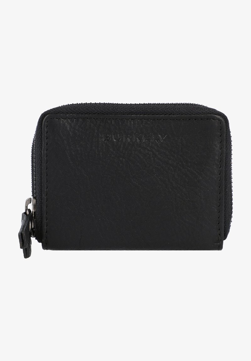 Zwarte leren portemonnee met een gestructureerde afwerking, voorzien van een ritssluiting en een reliëflogo aan de voorkant. Compacte rechthoekige vorm.