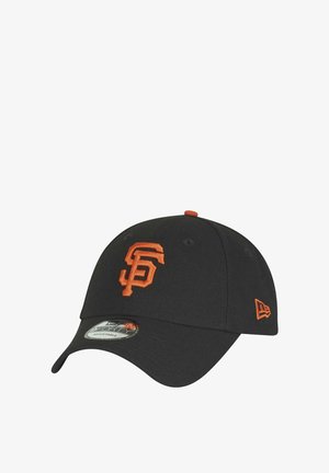 Gorra de béisbol negra con el logotipo "SF" bordado en naranja y costuras. Presenta una visera curvada y una correa ajustable en la parte posterior.