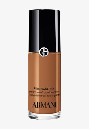 Flacon de fond de teint Armani Luminous Silk avec bouchon noir, liquide marron moyen à l'intérieur, et logo Giorgio Armani sur le bouchon.