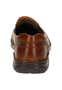 Brązowy skórzany mokasyn z falbaną na pięcie, z gładką cholewką i teksturowaną gumową podeszwą zapewniającą przyczepność.