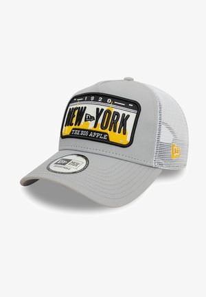 Graue Kappe mit einem gebogenen Schild, mit einem schwarzen und gelben bestickten Frontpatch, auf dem "NEW YORK THE BIG APPLE" steht. Netzrücken.