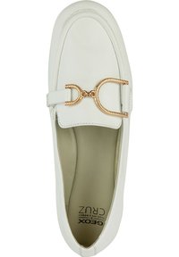 Zapato slip-on de cuero blanco con puntera redondeada, presenta un acento de cadena dorada en la parte delantera y una plantilla acolchada para mayor comodidad.