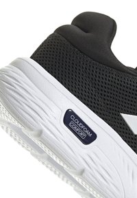 Zapatilla negra de malla con cuello acolchado, suela de goma blanca con textura antideslizante y etiqueta "CLOUDFOAM COMFORT" en el lateral.