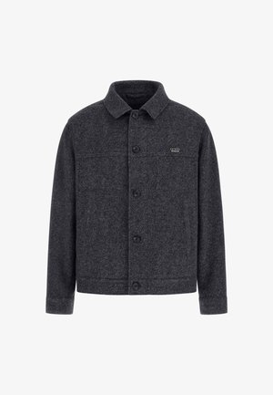 Pilkas herringbone rašto vilnos mišinio švarkas, su apykakle, priekiniais sagomis ir maža prekės ženklo logotipu ant krūtinės.