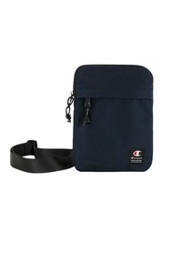 Borsa a tracolla in tessuto blu navy con design piatto, chiusura con zip e tracolla regolabile. Presenta un patch con logo sulla parte frontale.