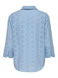 Blouse bleu clair à manches longues avec broderie florale ajourée, un col et des poignets fendus, vue de dos.