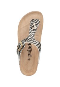 Sandali con una trama a strisce zebra nere e argento, dotati di una soletta beige, una cinghia regolabile e un accento metallico decorativo.