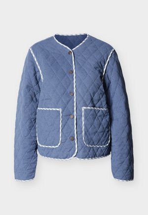 Gewatteerd blauw jack met wit gestreepte biezen, ronde hals, drukknoopsluiting aan de voorkant en twee grote voorzakken.