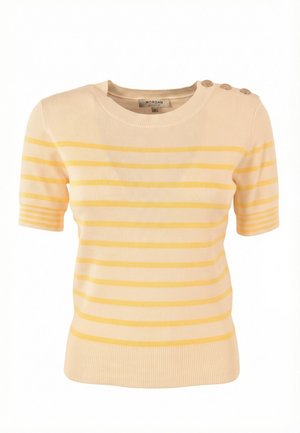 Top in maglia crema a maniche corte con strisce orizzontali giallo chiaro e tre bottoni decorativi sulla spalla sinistra.