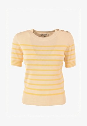 Top in maglia crema a maniche corte con strisce orizzontali giallo chiaro e tre bottoni decorativi sulla spalla sinistra.