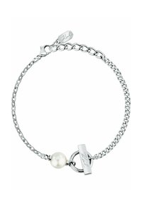 Silberarmband mit Kette, mittig mit einer weißen Perle und einem polierten silbernen Knebelverschluss mit Gravur.