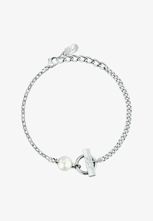 Bracciale a catena in argento con una perla bianca centrale e una chiusura toggle in argento lucido con dettaglio inciso.