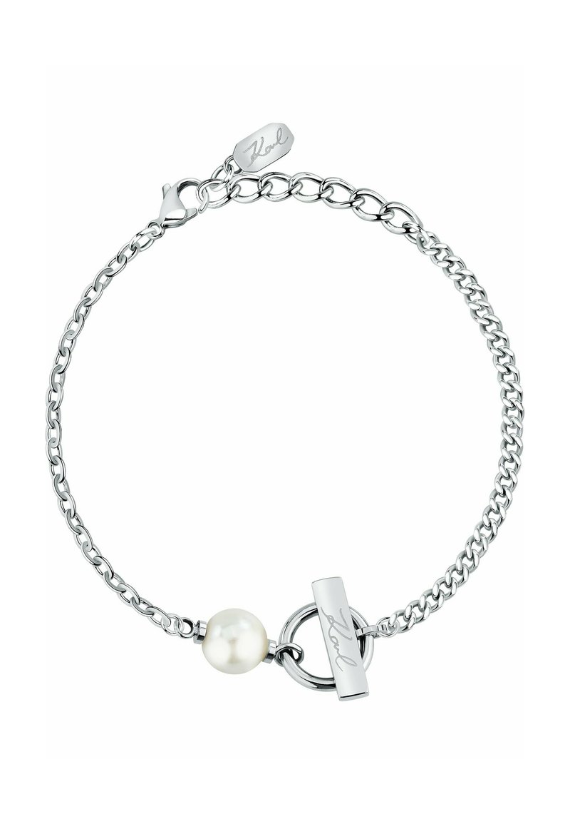 Silberarmband mit Kette, mittig mit einer weißen Perle und einem polierten silbernen Knebelverschluss mit Gravur.