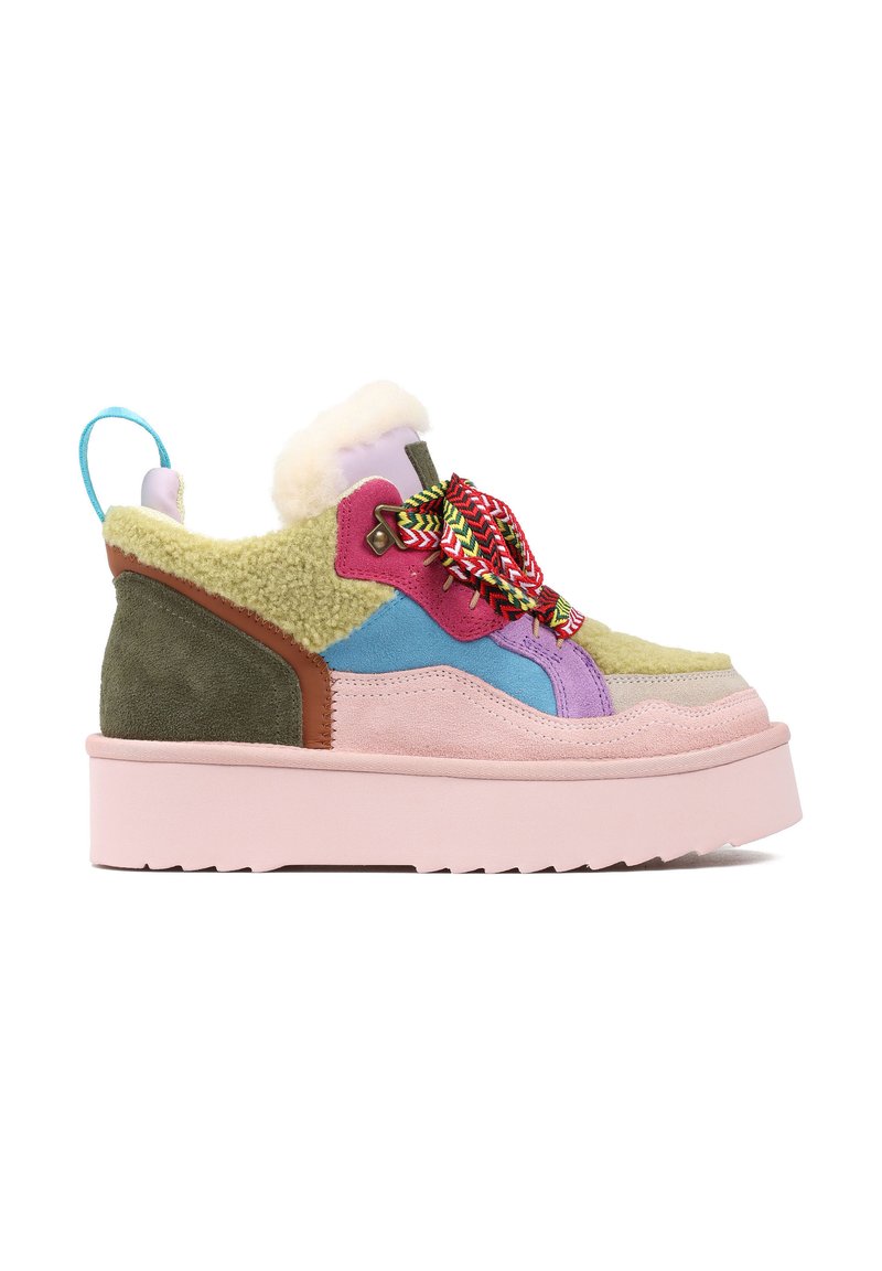 Wielokolorowe sneakersy z mixem materiałów: zielony zamsz, różowe i fioletowe tkaniny oraz puszysta podszewka. Gruba różowa podeszwa i wzorzyste sznurówki.