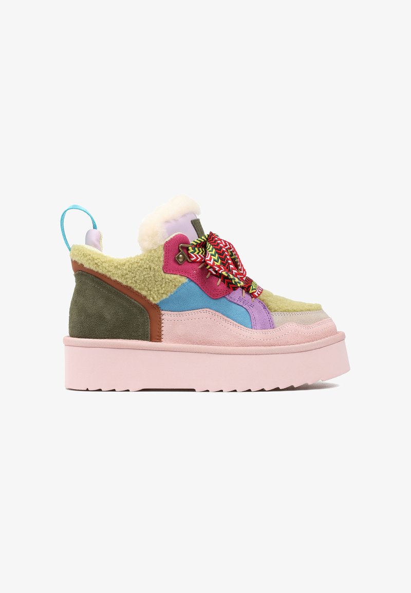 Wielokolorowe sneakersy z mixem materiałów: zielony zamsz, różowe i fioletowe tkaniny oraz puszysta podszewka. Gruba różowa podeszwa i wzorzyste sznurówki.