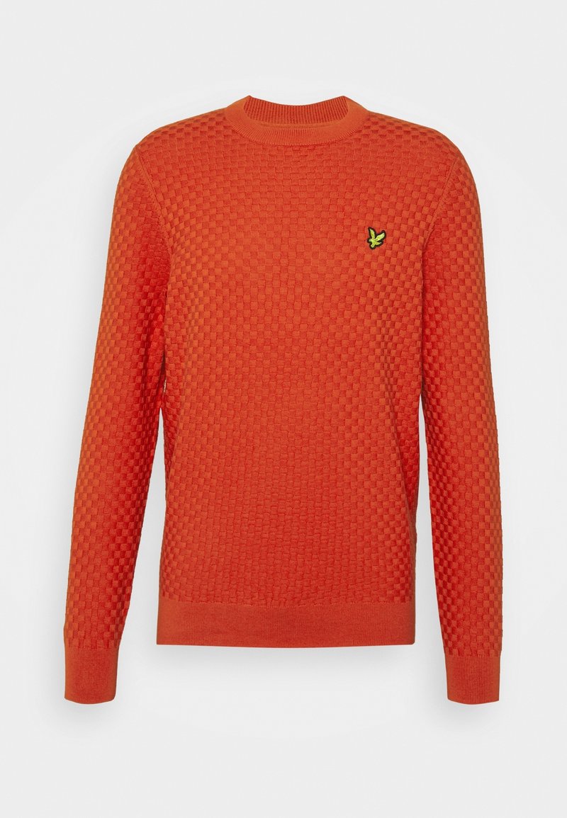 Maglione arancione lavorato a maglia con un motivo a quadri testurizzato, scollatura rotonda e un piccolo logo verde e giallo sul petto.