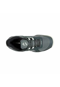Zapatilla deportiva gris con parte superior de malla, acentos oscuros contrastantes y tres rayas blancas. Cuenta con una suela texturizada para tracción y soporte.