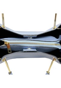 Strukturalna torebka w jasnoniebieskiej, teksturowanej skórze. Wyposażona w złoty zamek, czarne wnętrze i złote akcenty na uchwytach.